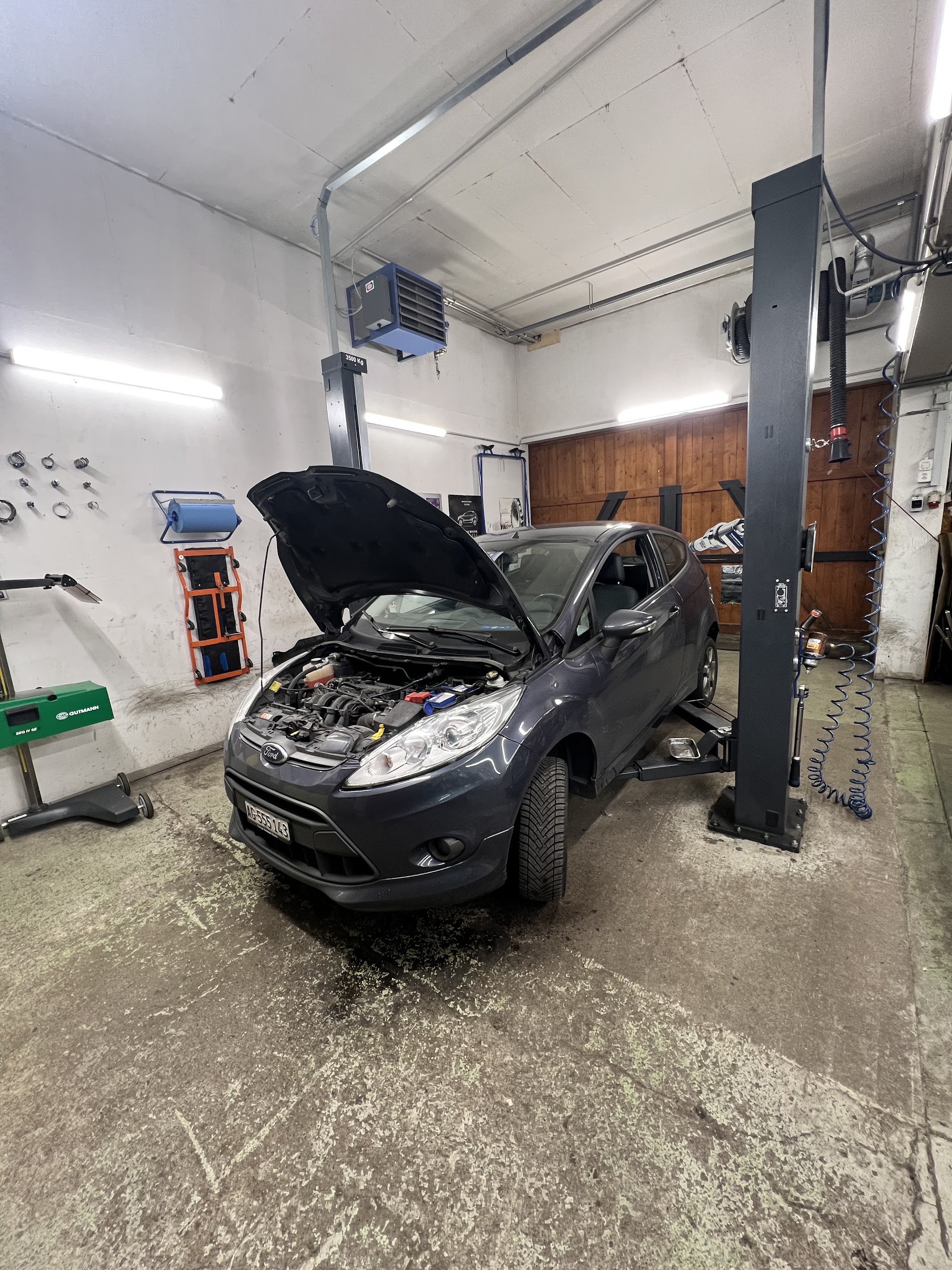 Werkstatt Innenansicht mit Fahrzeug auf der Hebebühne