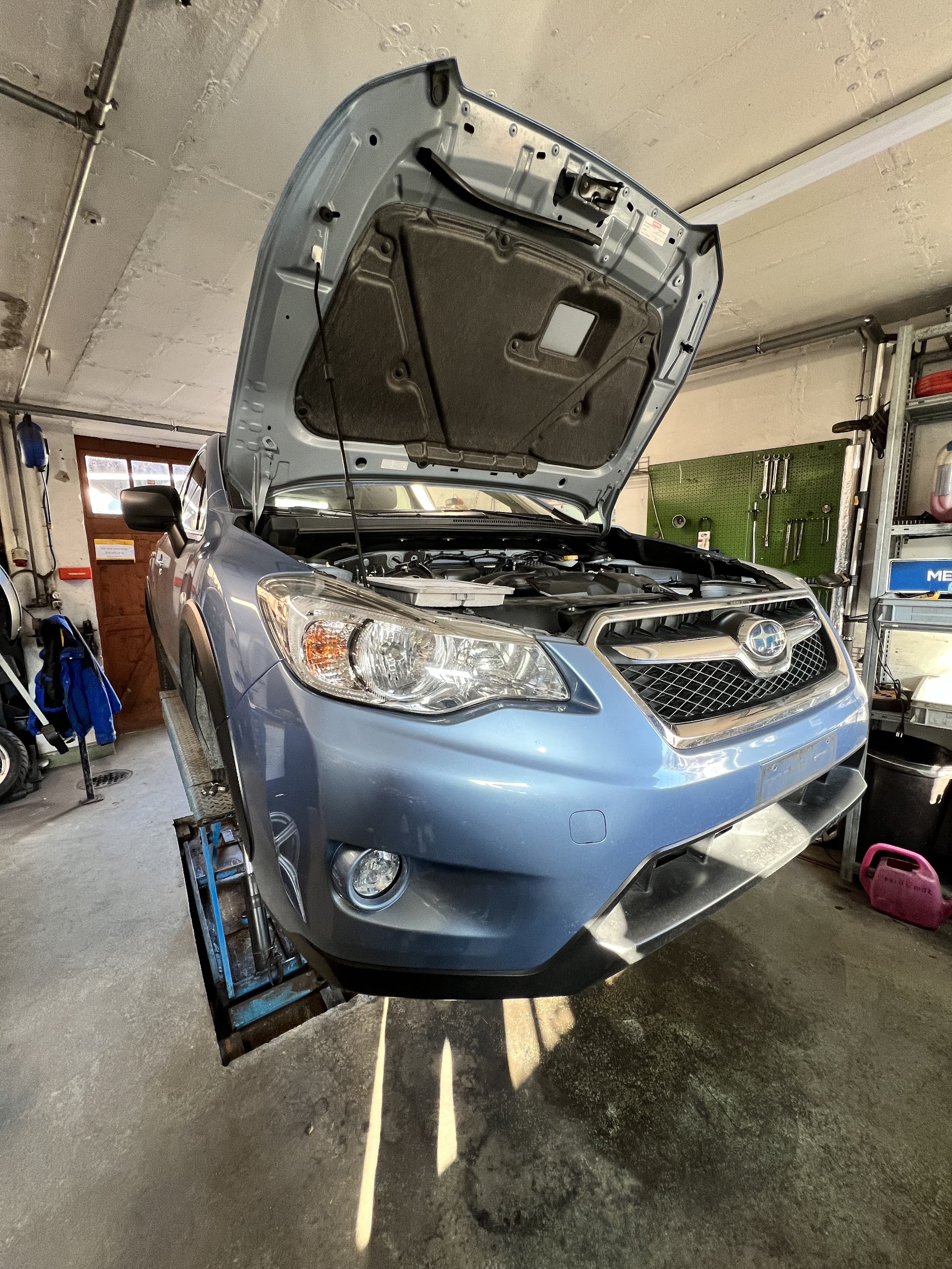 Subaru XV auf der Hebebühne