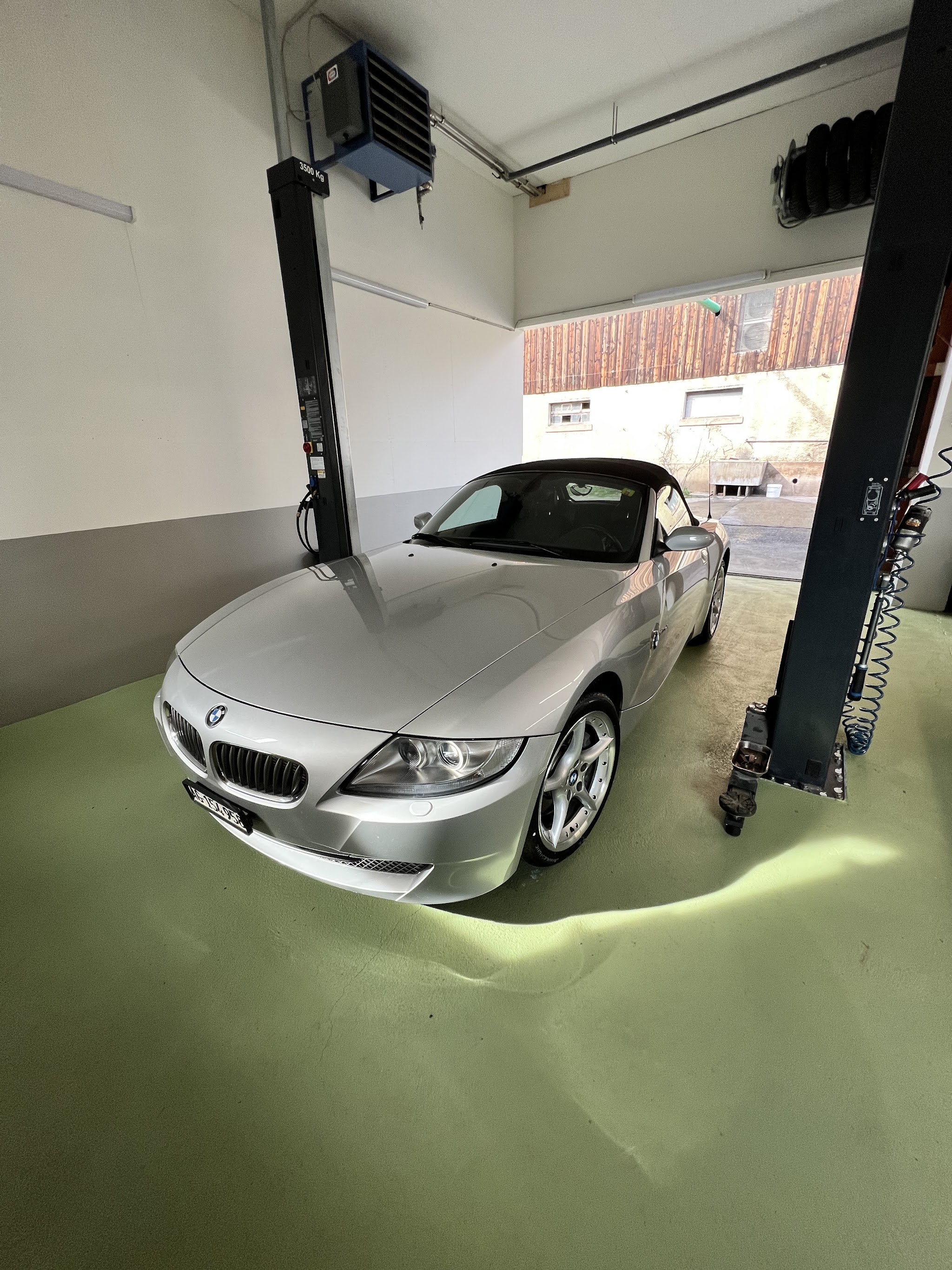 BMW Z4 auf der Hebebühne