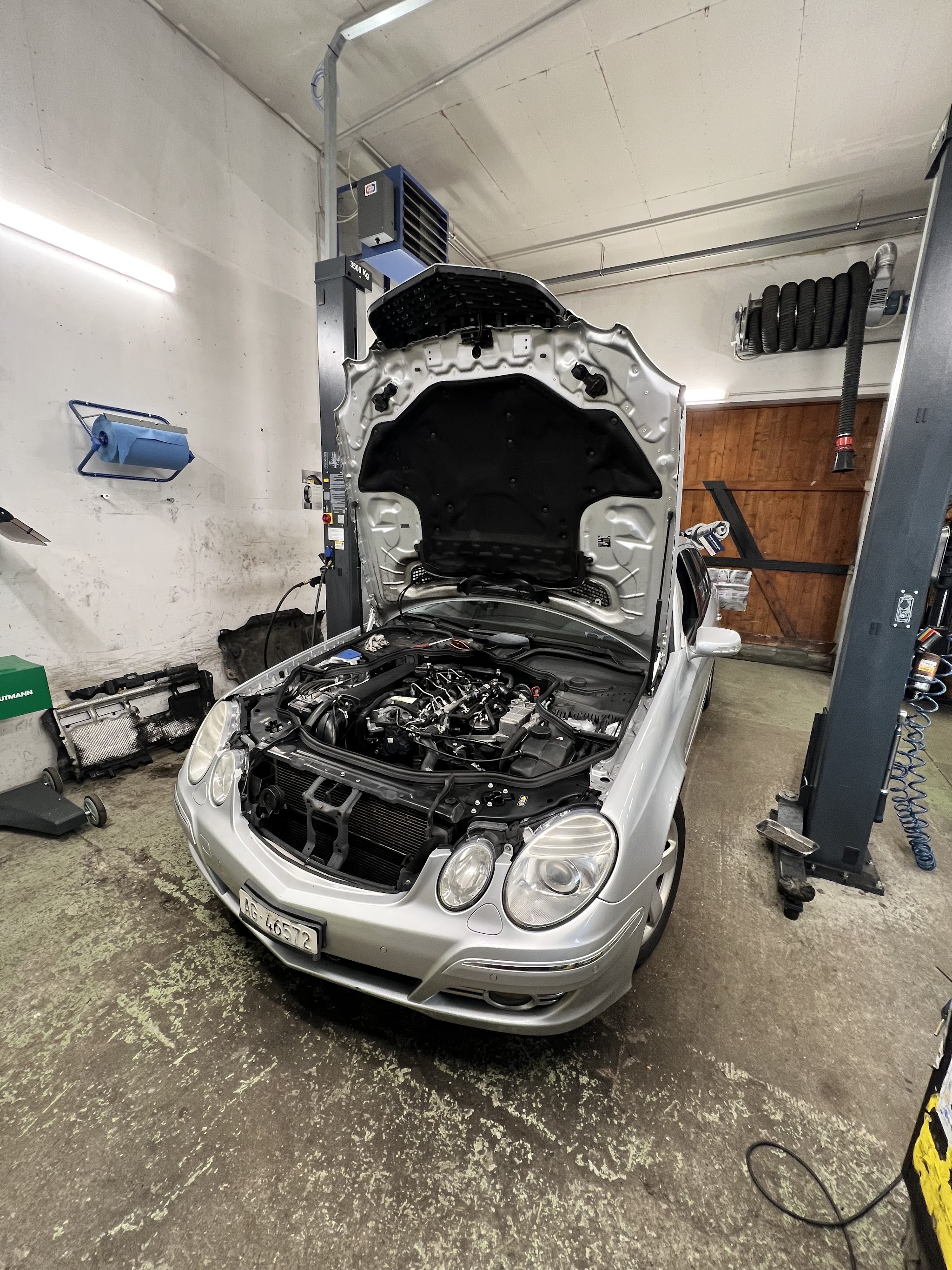 Mercedes E-Klasse auf der Hebebühne